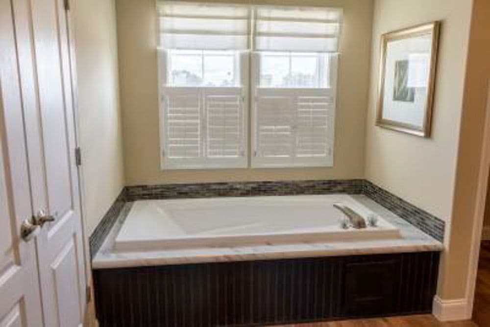 Ridgely bathroom home features