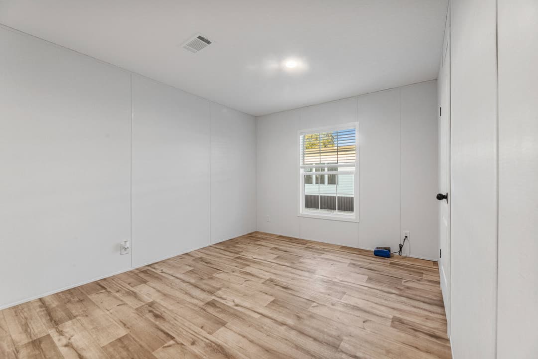 32644d bedroom home features