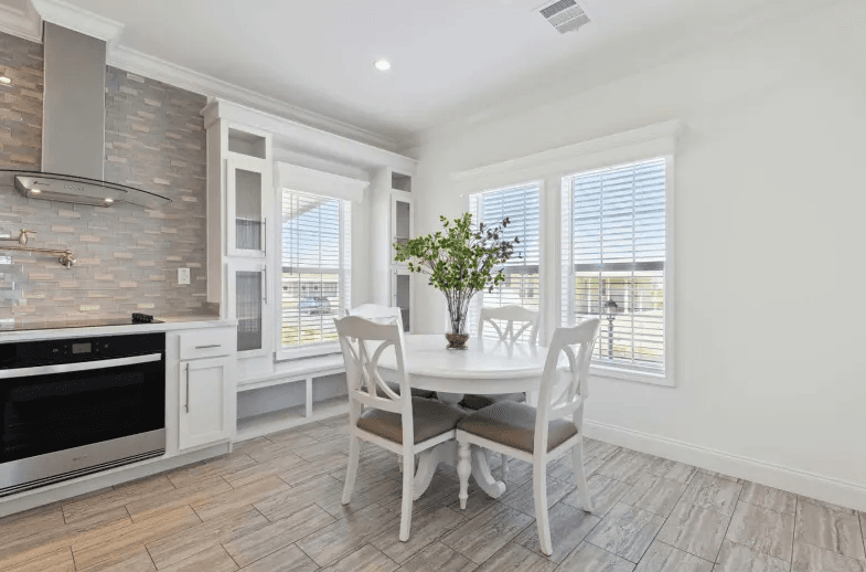 Mullett interior home features