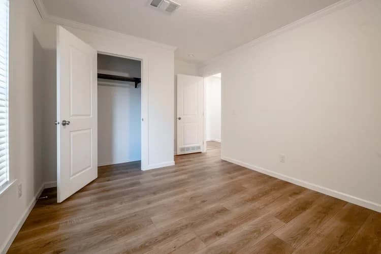 Wilson bend bedroom home features