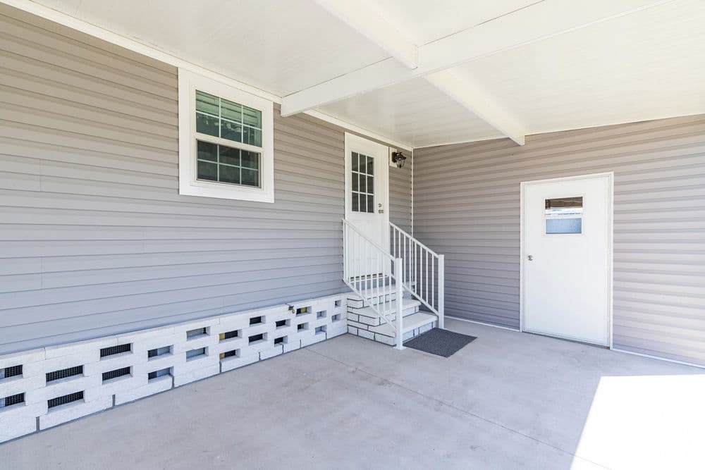 Mack exterior home features