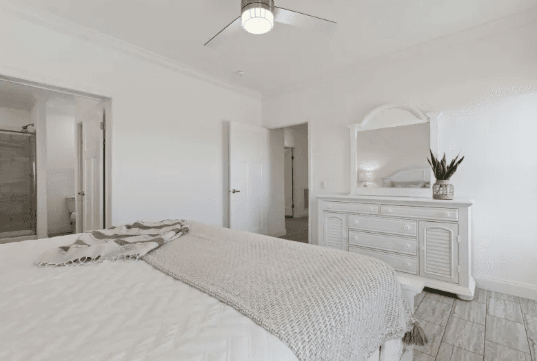 Mullett bedroom home features