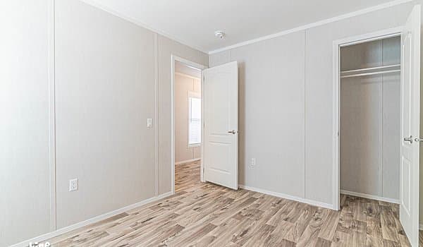 Arc1680-8004 bedroom home features