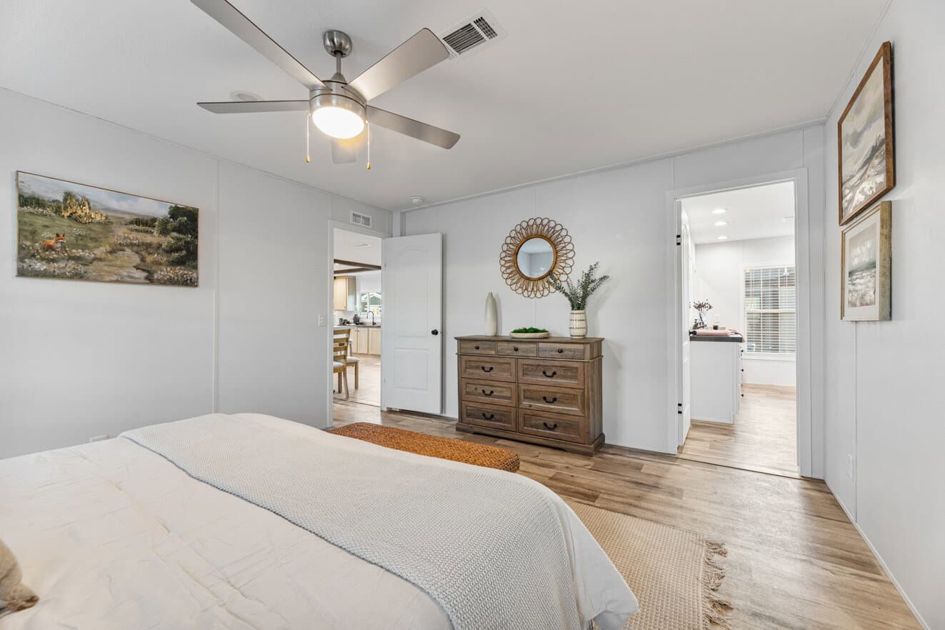 32644d bedroom home features